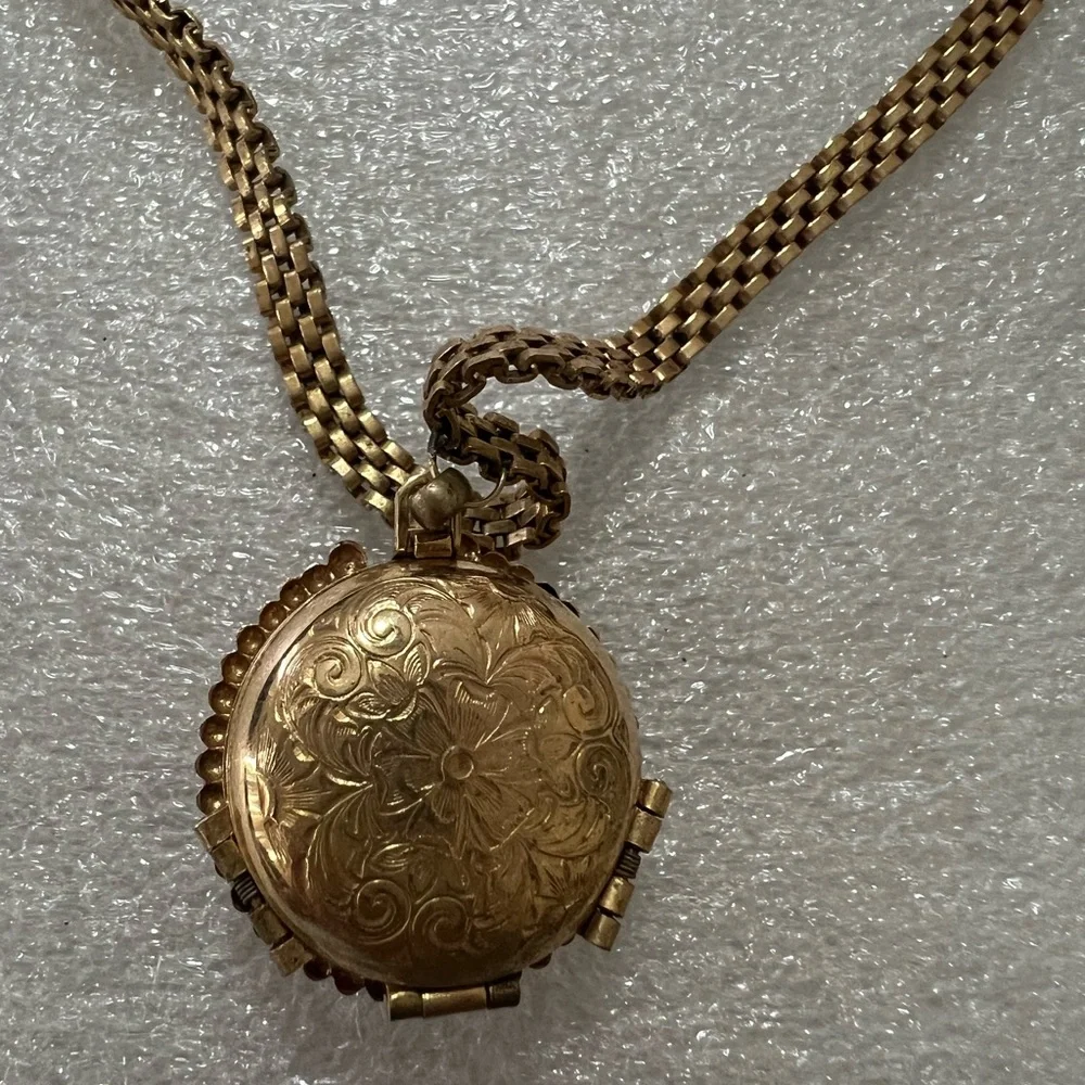 Lisner Rare Gold plated Locket Necklace Antique design in both sides - Picture 5 of 14